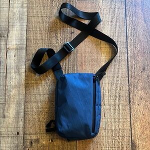 EUC Alpaka Metro Sling V2, like new condition.